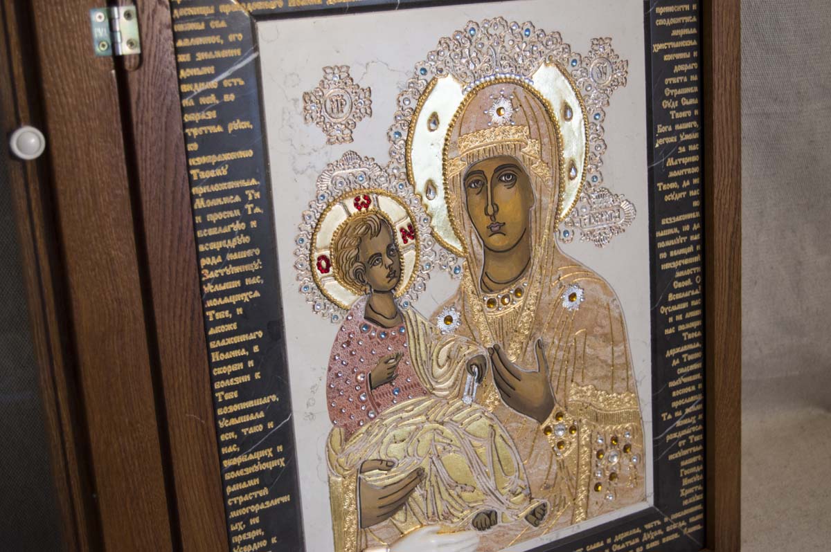 Икона Божией Матери Троеручица из мрамора от Гливи