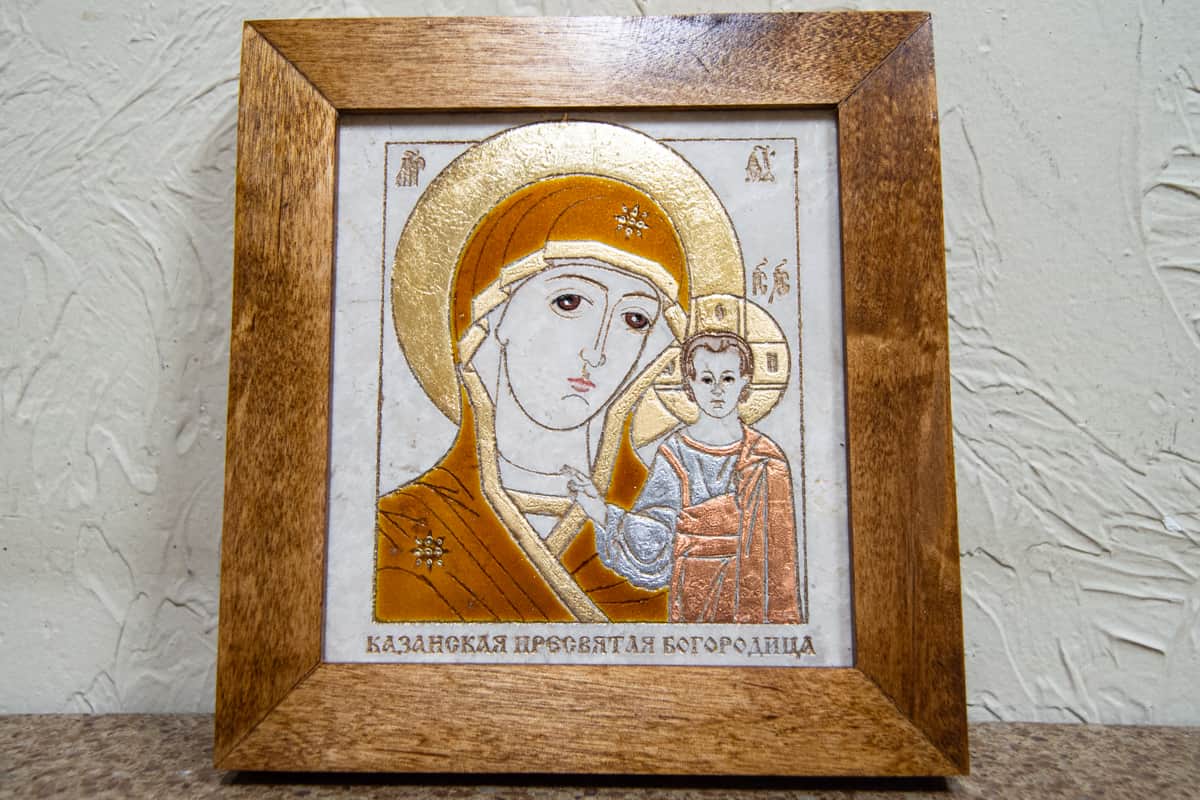 Икона Казанской Божией Матери № 2 из мрамора, купить в подарок для мамы на 8 марта, фото 1