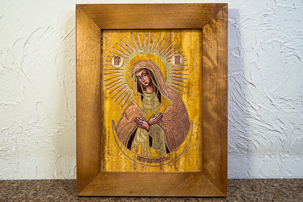 Икона Остробрамская Богородица под № 3-11 на травертине в технике под старину, фото 1