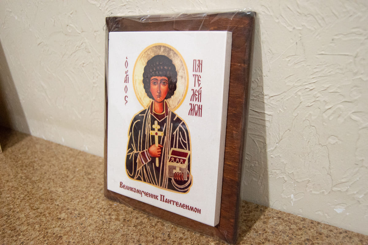 Икона Святого Пантелеймона Целителя на мраморе, сувенирная, изображение, фото 1