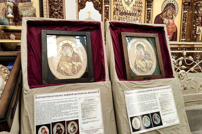 Выставка больших храмовых икон из камня для храма, фото в храме Всем Скорбящим Радость, изображение 5